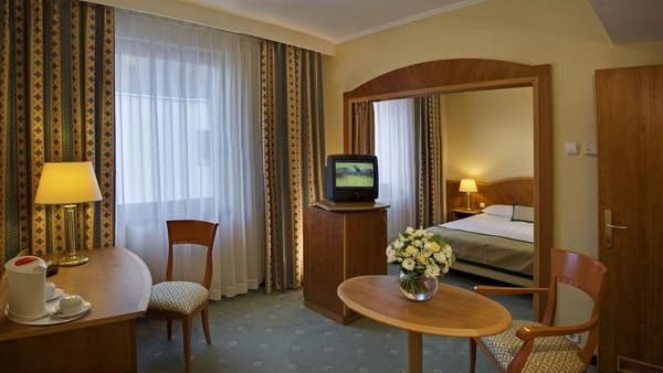 BEST WESTERN HOTEL HUNGARIA  4*,  