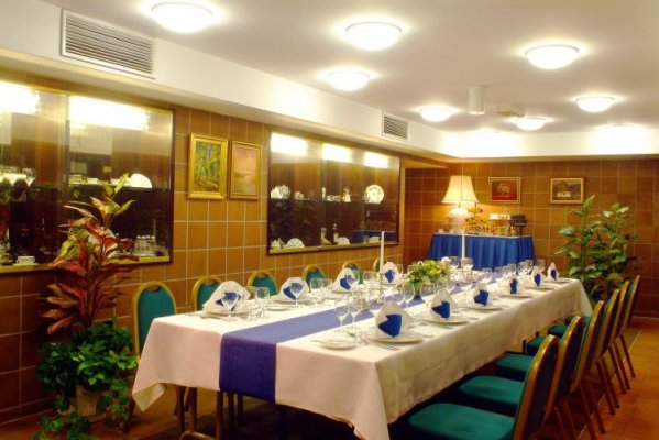 BEST WESTERN HOTEL HUNGARIA  4*,  