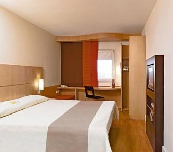 IBIS BUDAPEST HEROES SQUARE 3*,  
