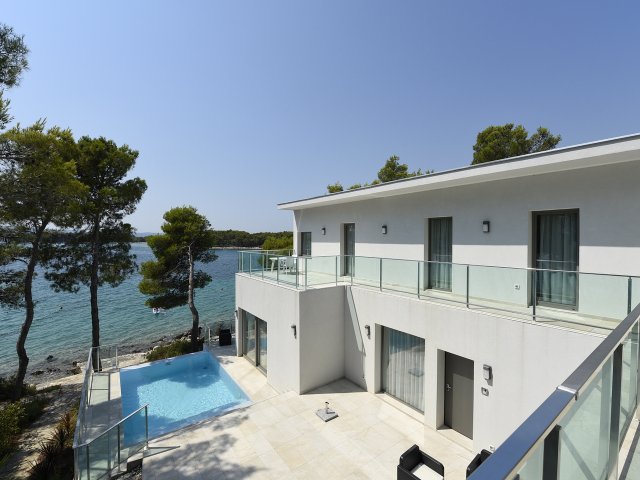 CRVENA LUKA APARTMENTS & VILLAS,  