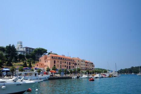 APARTMENTS RIVA  3*,  