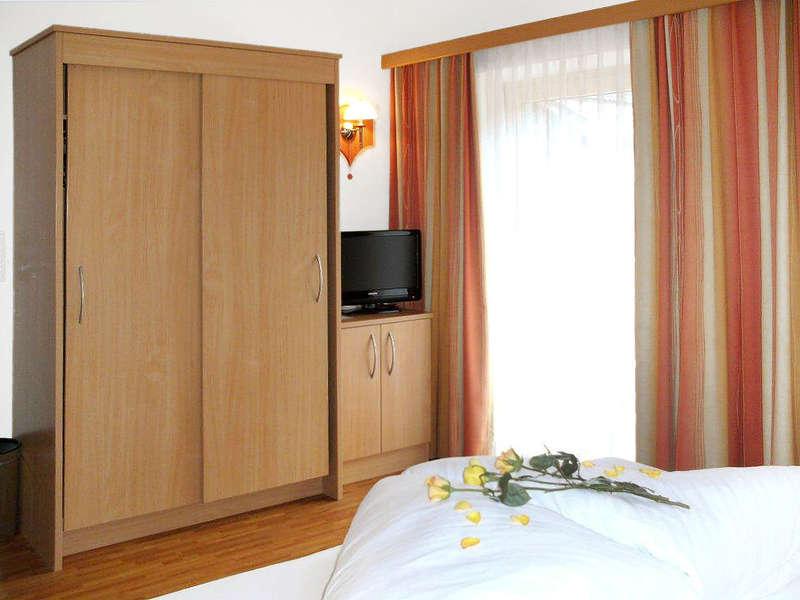 APARTMENTHAUS  ROSA,  