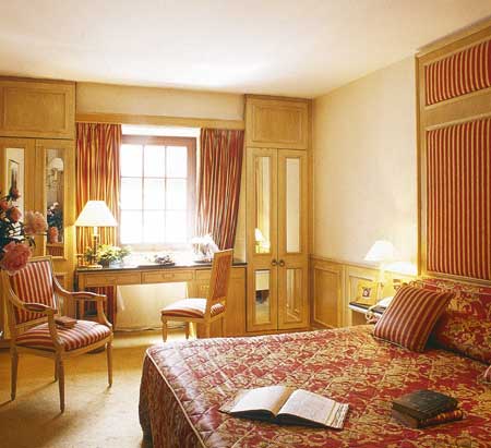 ROYAL WINDSOR HOTEL  5*,  