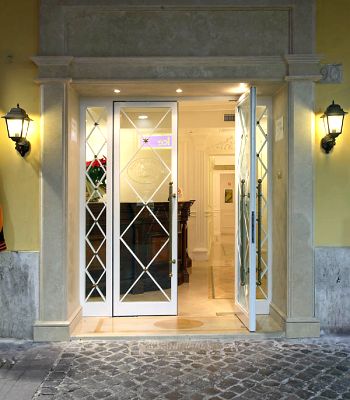 BOUTIQUE HOTEL TREVI 4*,  