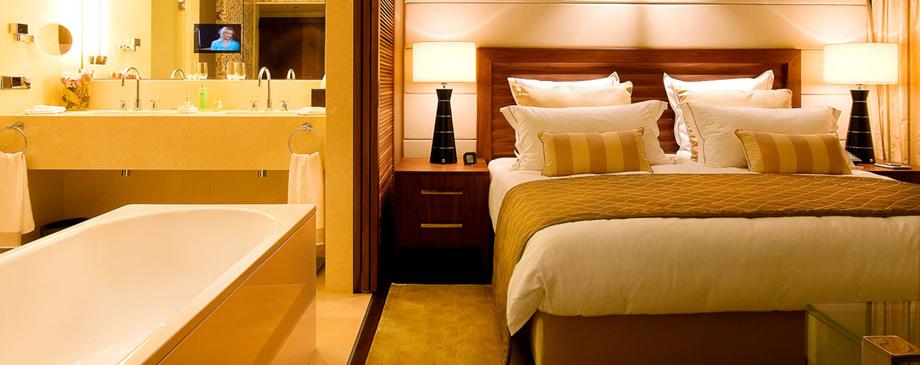 jumeirah-frankfurt-deluxe-room3-hero.jpg jumeirah-frankfurt-deluxe-studio2-hero.jpg