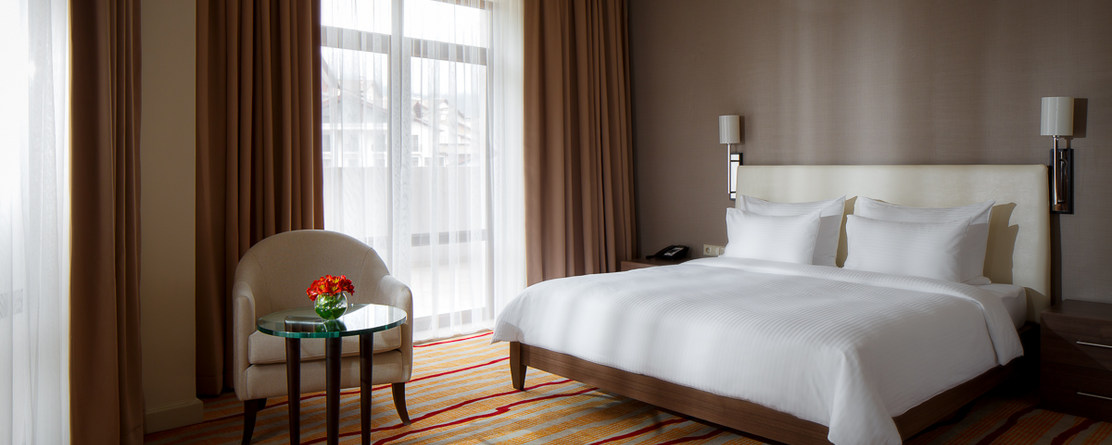 GorkiPlaza_GrandSuite_Bedroom_King.jpg