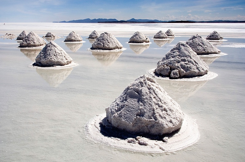 Piles_of_Salt_Salar_de_Uyuni_Bolivia_Luca_Galuzzi_2006_a.jpg