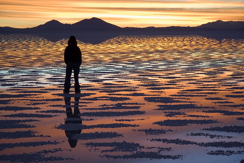 Watching_Sunset_Salar_de_Uyuni_Bolivia_Luca_Galuzzi_2006.jpg