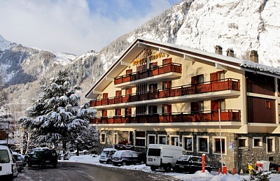 CROUX  3*,  